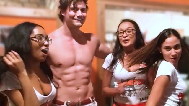 'Connor Murphy Picks Up a HOOTERS GIRL! (EPIC Reaction From Crowd!) | Connor Murphy Vlogs'