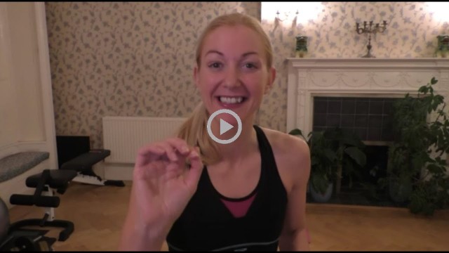 'Julia\'s fitness tips: #18 Lifting weights will make your body hot!'