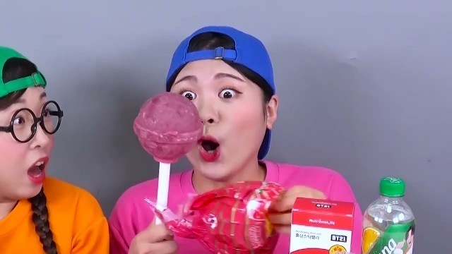 'DONA 도나  | Red VS Blue Food Dessert Mukbang 빨간색 파란색 디저트 먹방 || Parody'