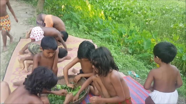 'Picnic Food | Prepared By Village Kids | Green Spinach & Vegetables Hodgepodge Gravy Cooking'