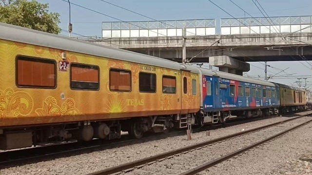 'Lucknow Tejas Express Full Speed  // Irctc Tejas Express Delhi To Lucknow // First Private Train 