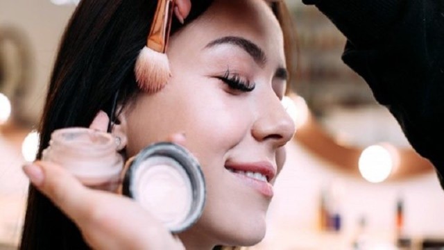 'เทคนิคแต่งหน้าให้สวยปังจนผู้ชายเหลียวหลัง!!|Menow cosmetics Thai'