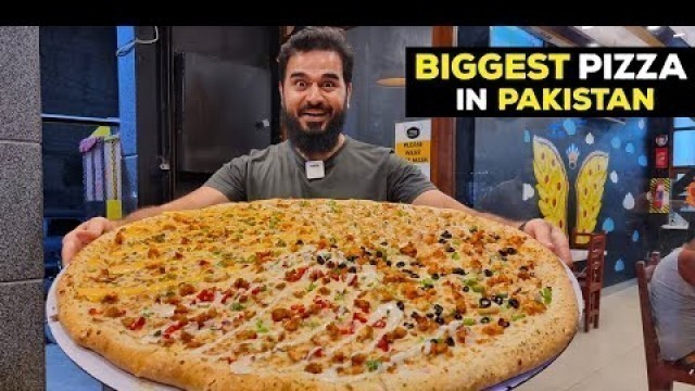 'Eating Pakistan\'s Biggest Pizza | Mustafa Hanif | Food Vlog Karachi'