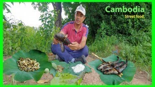 'Khmer picnic at field rice / Eating rice with fish / Lunch and relaxing Sunday'