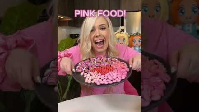 'PINK VS BLUE FOOD CHALLENGE WITH MY BEST FRIEND! 