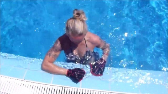 'Aqua Fitness: Webbed Gloves & Resistance Loop - Water Workout'