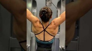 'Lauren Simpson Fitness Model || Machine Pull ups Workout || #shorts #Shortvideo'