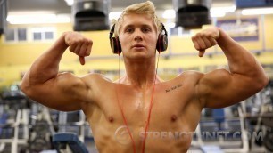 'UK Fitness Model Zac Aynsley Trains Biceps & Triceps While in New York City'