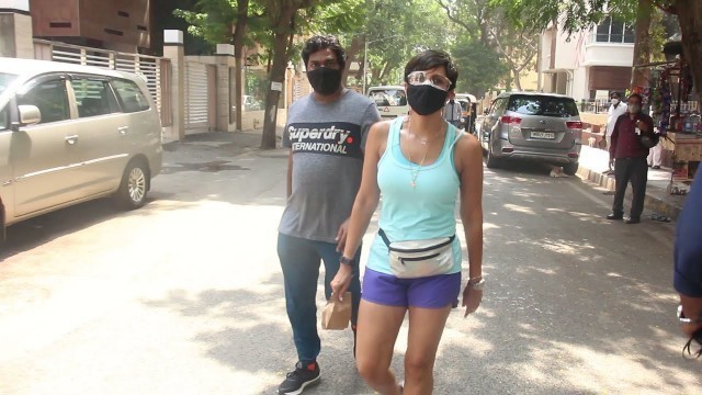 'FITNESS GURU MANDIRA BEDI SPOTTED IN BANDRA WHILE MORNING WALK | CRAZY BOLLYWOOD | MANDIRA BEDI |'